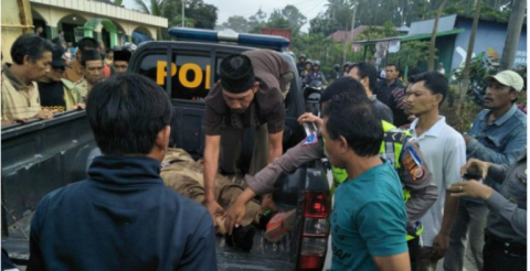 Korban saat dievakuasi usai kejadian lakalantas
