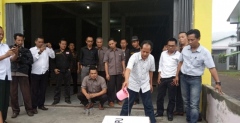 KPU Kepahiang Tes Kekuatan Kotak Suara 'Kardus' Pemilu 2019