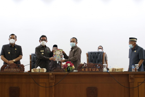 Bupati Kepahiang Sampaikan Jawaban Atas Pandangan Umum Fraksi