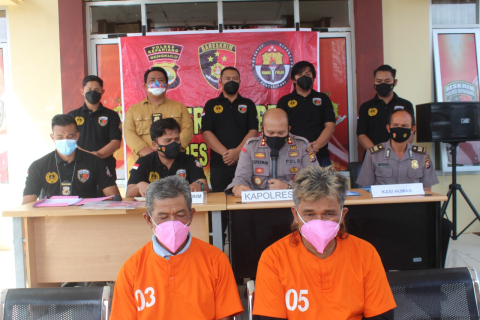 pelaku saat diamankan petugas ShareFacebookTwitterWhatsApp