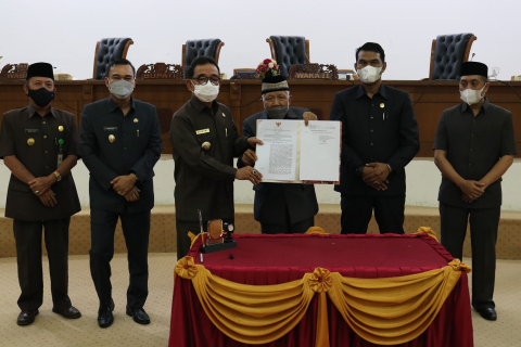 Bupati Usai Teken APBD perubahan 2021 ShareFacebookTwitterWhatsApp