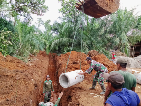 Anggota Satgas bersama Masyarakat saat Pasang Gorong-gorong