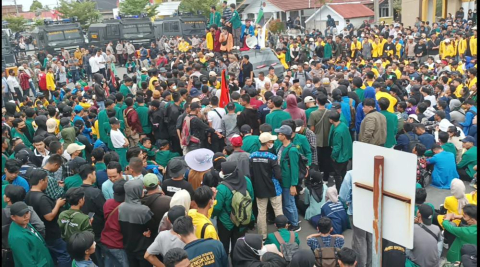 Demo menolak kenaikan BBM di depan DPRD Provinsi Bengkulu