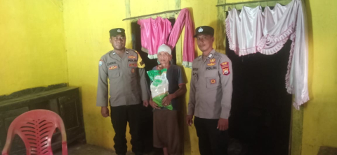 Berbagi Kepada Warga Kurang Mampu, Bhabinkamtibmas Serahkan Sembako kepada Warga Desa Tebing Rambutan 