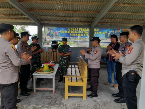 Kompak Jalin Sinergitas, Tiga Kapolsek Jajaran Polres Kaur Berikan Kejutan HUT TNI AL ke-79