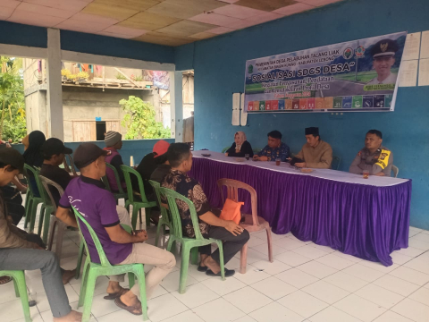 Tingkatkan Koordinasi, Bhabinkamtibmas Polsek Lebong Selatan Hadiri Pembagian BLT DD di Desa Pelabuhan Talang Leak