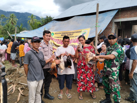 Tingkatkan Koordinasi, Bhabinkamtibmas Polsek Lebong Utara Hadiri Penyerahan Bantuan Pangan di Desa Garut
