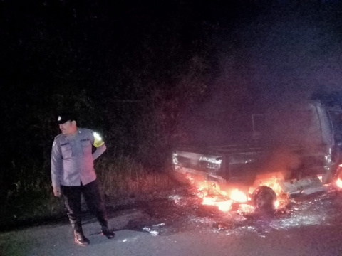 Mobil Pick Up Warga RL Hangus Terbakar di Lebong