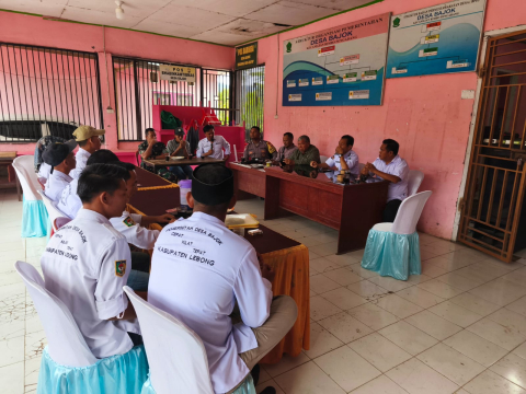 Tingkatkan Koordinasi, Bhabinkamtibmas Polsek Rimbo Pengadang Hadiri Monev di Desa Bajok