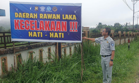 Pemasangan Spanduk Himbauan Rawan Kecelakaan di Kecamatan Selupu Rejang, Kabupaten Rejang Lebong
