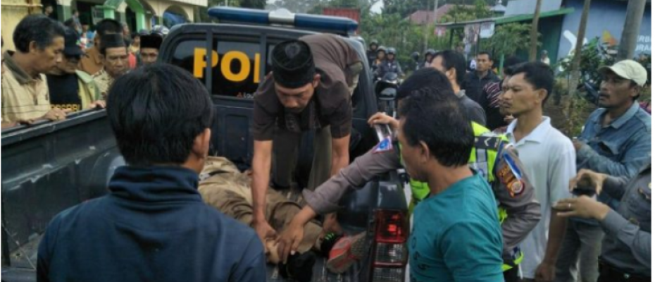 Korban saat dievakuasi usai kejadian lakalantas