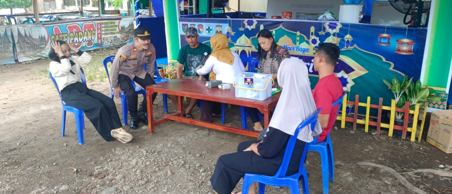Patut Di Apresiasi, Personel Polres Mukomuko Bantu Supir dan Penumpang Pemudik yang Kelelahan 
