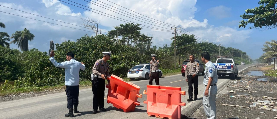 Pastikan Arus Lalin Aman di Lewati, Sat Lantas Polresta Bengkulu Bersama Dishub Mukomuko Cek Lokasi Pantai Abrasi 
