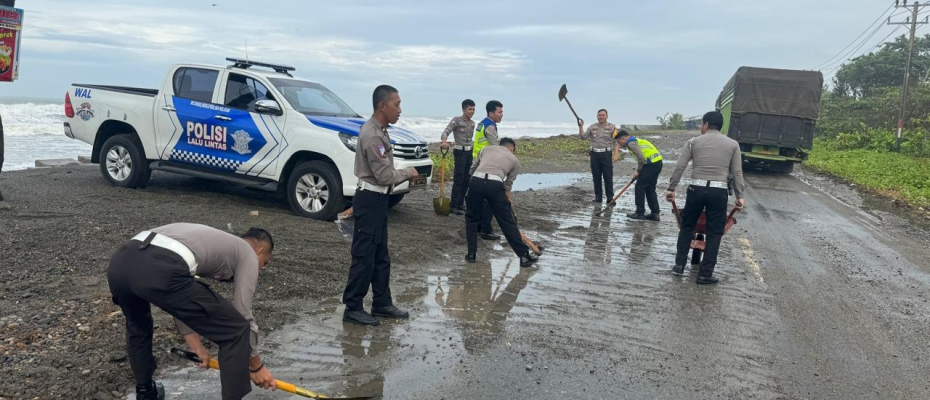 Pantai Abrasi, Sat Lantas Polres Mukomuko Gelar Aksi Bersih-Bersih Jalan Lintas Bengkulu-Padang 