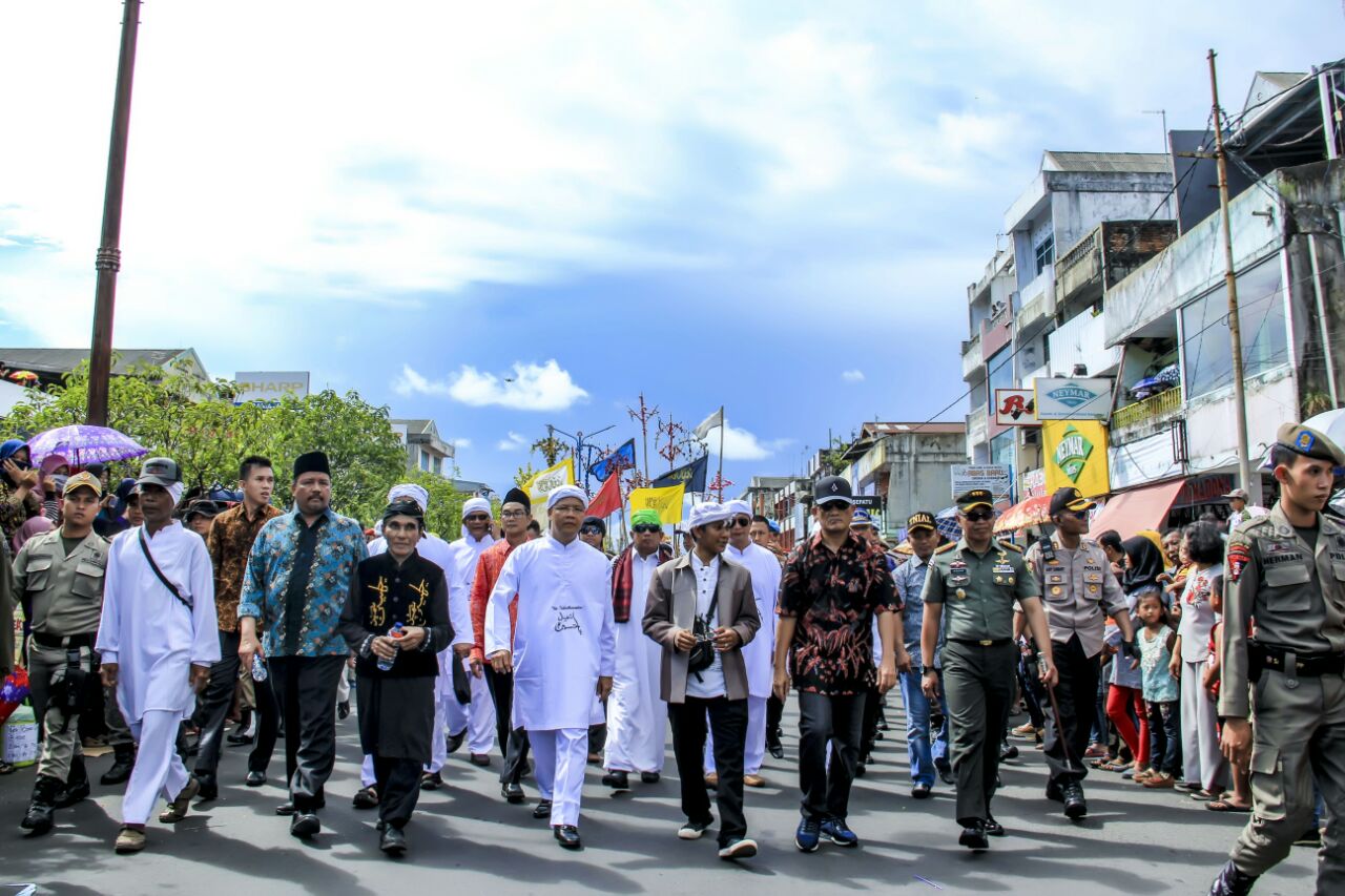Memakai baju putih, Plt Gubernur bersama Kapolda dan Damrem Gamas.