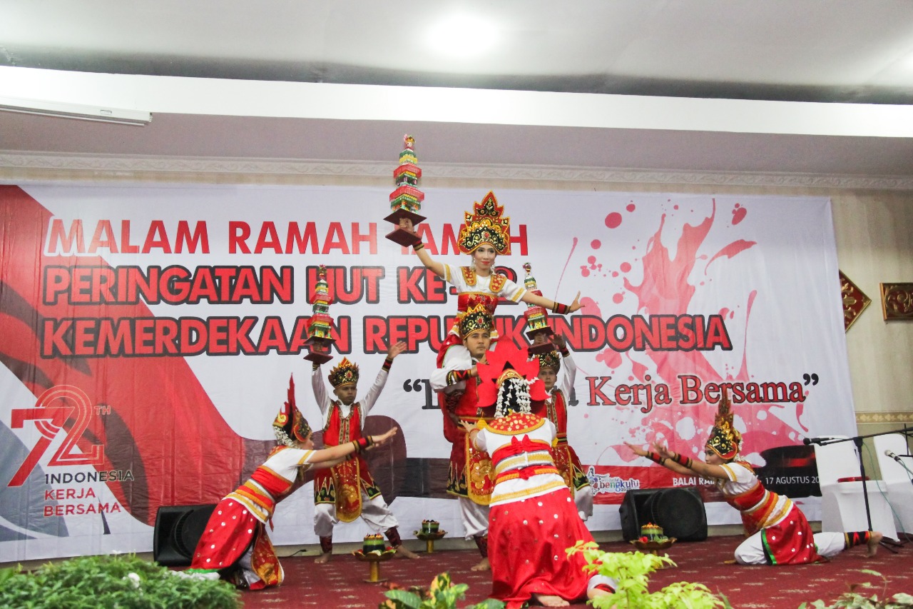 Penampilan Seni Tari pada Malam Resepsi dan Syukuran Peringatan HUT RI ke 72, di Balai Raya Semarak Bengkulu