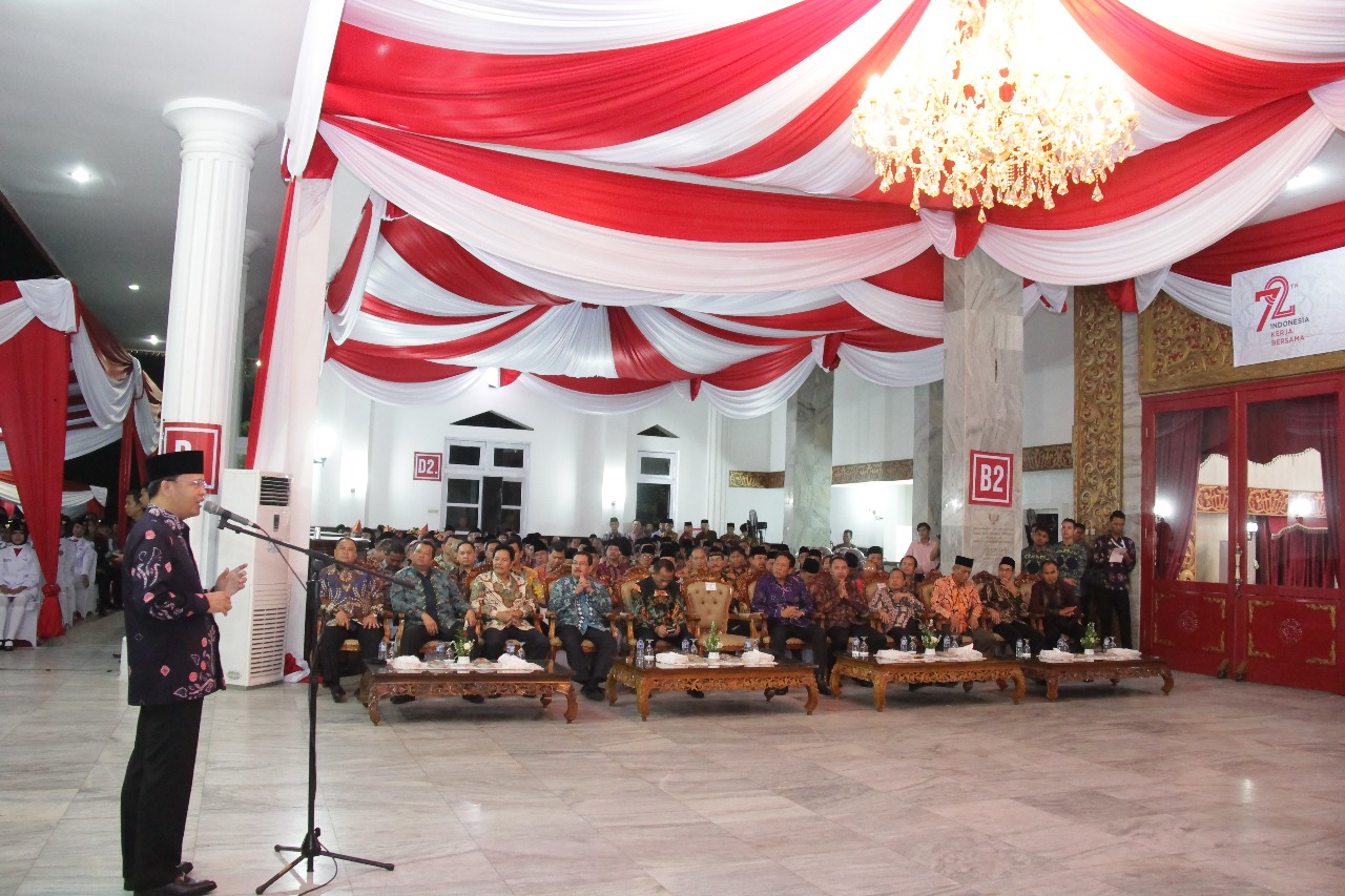 Plt. Gubernur Bengkulu saat sambutan pada Malam Resepsi dan Syukuran Peringatan HUT RI ke 72, di Balai Raya Semarak Bengkulu
