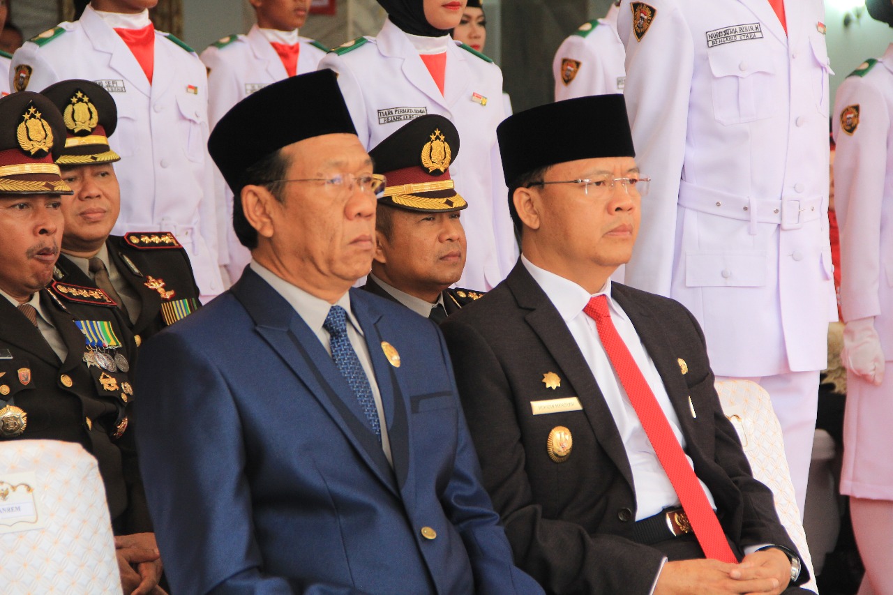 Plt. Gubernur bersama Ketua DPRD pada Prosesi Upacara Penurunan Bendera Merah Putih, di Lapangan Balai Semarak Raya Bengkulu