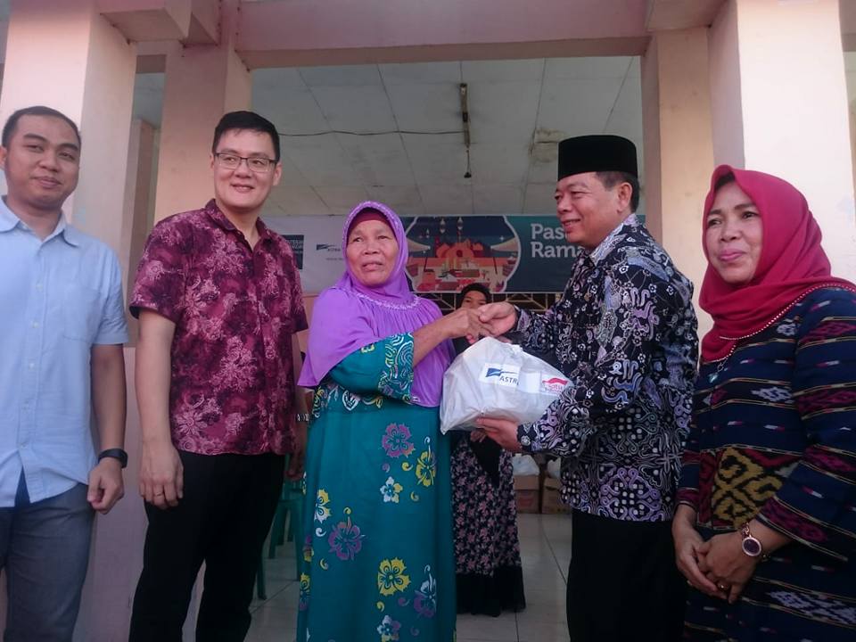 Penjabat Walikota Bengkulu Budiman Ismaun bagikan  500 paket sembako murah Kerjasama antara Kementerian Perdagangan Republik Indonesia dengan PT. Astra Group di Kelurahan Lempuing, Kecamatan Ratu Agung, Selasa (29/05/2018).