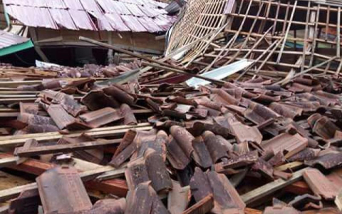 Rumah warga nampak rata terterjang longsor