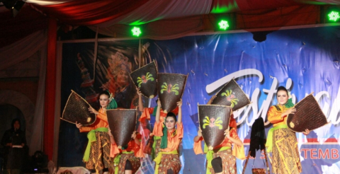 Penampilan seni tradisi pada malam puncak Festival Tabut 2017