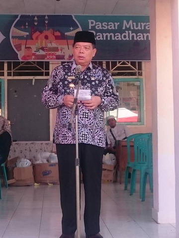 Penjabat Walikota Bengkulu Budiman Ismaun bagikan  500 paket sembako murah Kerjasama antara Kementerian Perdagangan Republik Indonesia dengan PT. Astra Group di Kelurahan Lempuing, Kecamatan Ratu Agung, Selasa (29/05/2018).