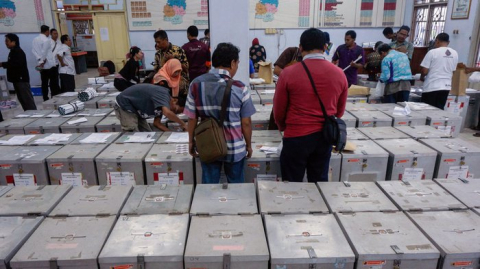 Petugas mengecek surat suara yang akan didistribusikan ke kecamatan di Kantor KPU, Pekalongan, Jawa Tengah, Kamis (21/6/2018). ANTARA FOTO/Harviyan Perdana Putra