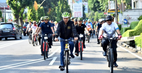 Presiden Awali Kunjungan Kerja Dengan Bersepeda di Minggu pagi