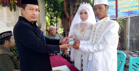 Pemeberian Kartu Nikah