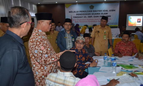 Kakanwil saat meninjau langsung kegiatan penulisan master soal PAI