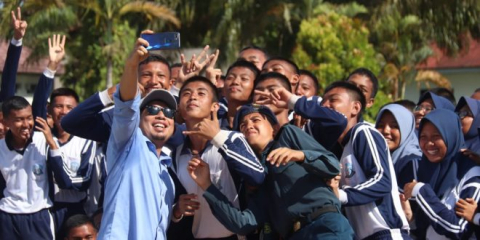 Wakil Walikota Bengkulu Dedy Wahyudi selfie bersama siswa SMAN7