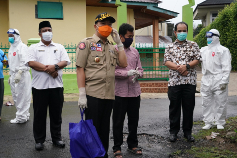 Gubernur Datangi Keluarga Positif Corona