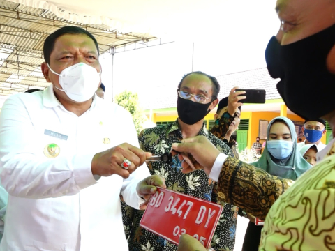 Bupati Bengkulu Utara Ir Mian Serahkan Bantuan
