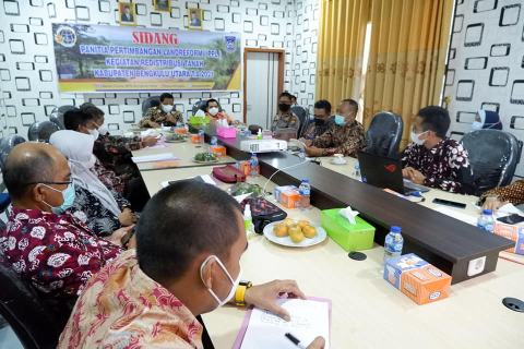 Bupati Bengkulu Utara bersama jajaran Kantor Pertanahan Kabupaten Bengkulu Utara (BU) melaksanakan Sidang Panitia Pertimbangan Landreform (PPL) Kabupaten Bengkulu Utara di ruang rapat kantor pertanahan BU