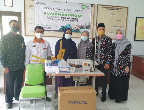 Kepala Seksi Pemberdayaan Zakat Bidang Penerangan Agama Islam Zakat dan Wakaf Hj Septy Veronika M.Si mewakili Kakanwil Kemenag Dr H Zahdi Taher M.HI menyerahkan bantuan mesin jahit berikut paket perlengkapan, kepada sepuluh orang warga Kelurahan Desa Sidomulyo Kabupaten Seluma