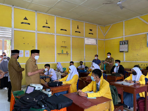 Gubernur Bengkulu Rohidin Mersyah meninjau pelaksanaan Pembelajaran Tatap Muka Terbatas (PTMT) beberapa sekolah mulai dari tingkat Sekolah Menengah Atas (SMA), Sekolah Menengah Pertama (SMP) dan Sekolah Dasar (SD) di kabupaten Rejang Lebong
