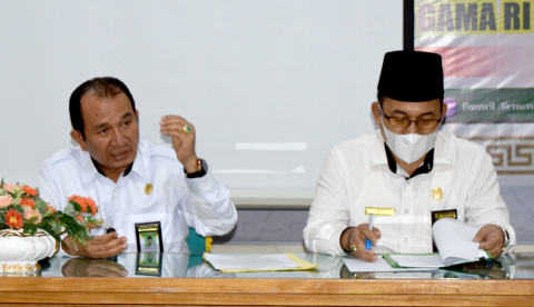Kakanwil Kemenag Drs H Zahdi Taher M.HI. Foto: Kemenag Bengkulu bersama Kepala Bagian Tata Usaha Kanwil Kemenag Provinsi Bengkulu Drs H Hamdani M.Pd