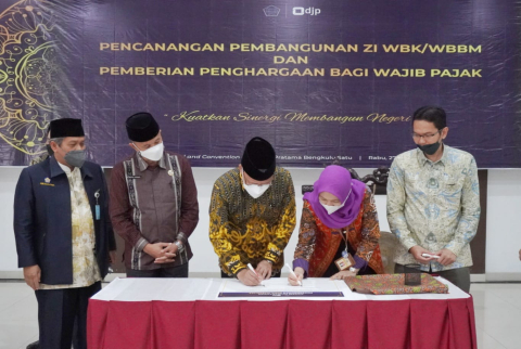 Gubernur Rohidin pada kegiatan Pencanangan Zona Integritas Menuju Wilayah Bebas Korupsi (WBK) dan Wilayah Birokrasi Bersih Melayani (WBBM) dan Kegiatan Tax Gathering KPP Pratama Bengkulu Satu ShareFacebookTwitterWhatsApp