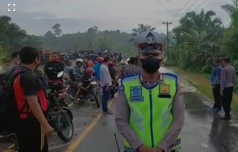 Petugas mengatur arus lalu lintas ShareFacebookTwitterWhatsApp