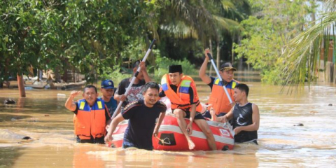Personel Damkar Evakuasi Warga Terdampak Banjir dan Barang Berharga