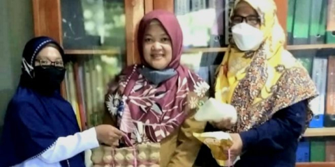 Diskominfosan Kota Bagi Sembako Untuk Pegawainya dan Warga Yang Terdampak Banjir