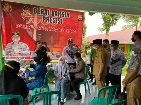 Gubernur Bengkulu Dr H Rohidin Mersyah M.MA, Senin (11/10/21) melaksanakan kunjungan kerja di SMU Negeri 2 Kabupaten Rejang Lebong