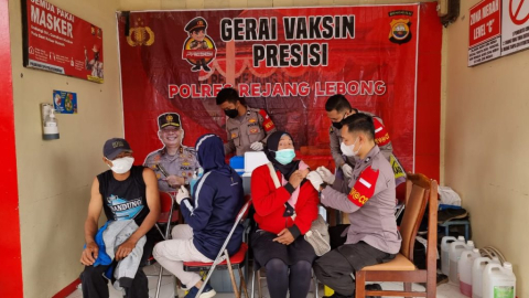 Kampus Polri Peduli, SPN Polda Bengkulu Gelar Bakti Sosial dan Vaksinasi
