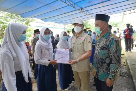 Gubernur Bengkulu Rohidin Mersyah menyerahkan bantuan kepada siswa SMKN 3 Bengkulu Tengah