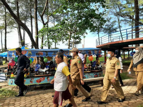 Wakil Wali kota Bengkulu Dedy Wahyudi langsung melakukan pembinaan kepada para penjual Taman Pantai Berkas ShareFacebookTwitterWhatsApp