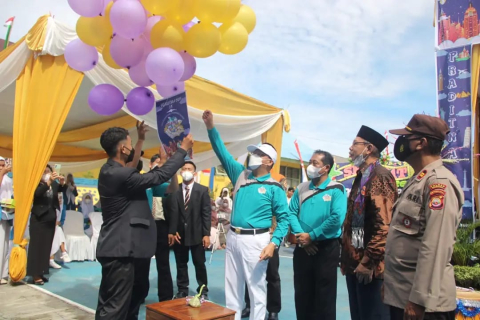 Gubernur Bengkulu Rohidin Mersyah saat hadir pada rangkaian HUT SMA N 6 Kota Bengkulu dan membuka Praditna CUP IX Tahun 2021