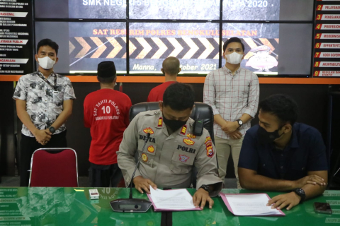 Kepsek dan Bendahara SMKN 5 BS saat diamankan petugas