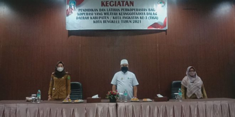 Wali Kota Bengkulu Helmi Hasan didampingi Staf Ahli  bidang Hukum dan Politik Zuliyati dan Kadiskop dan UMKM Nurlia Dewi saat membuka kegiatan pendidikan dan pelatihan perkoperasian