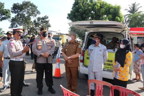 Kapolda Bengkulu Irjen Pol Drs Guntur Setyanto M.Si bersama Gubernur Bengkulu Dr H. Rohidin Mersyah pagi ini, Kamis (04/11/2021) memantau pelaksanaan penertiban kepatuhan pajak yang digelar oleh Gabungan Personil TNI-Polri dan Jasa Raharja di Simpang 4 Nakau Kota Bengkulu ShareFacebookTwitterWhatsApp