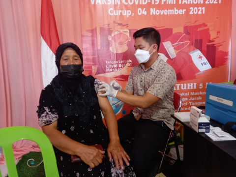 asyarakat melakukan vaksinasi Covid-19 di markas PMI Rejang Lebong